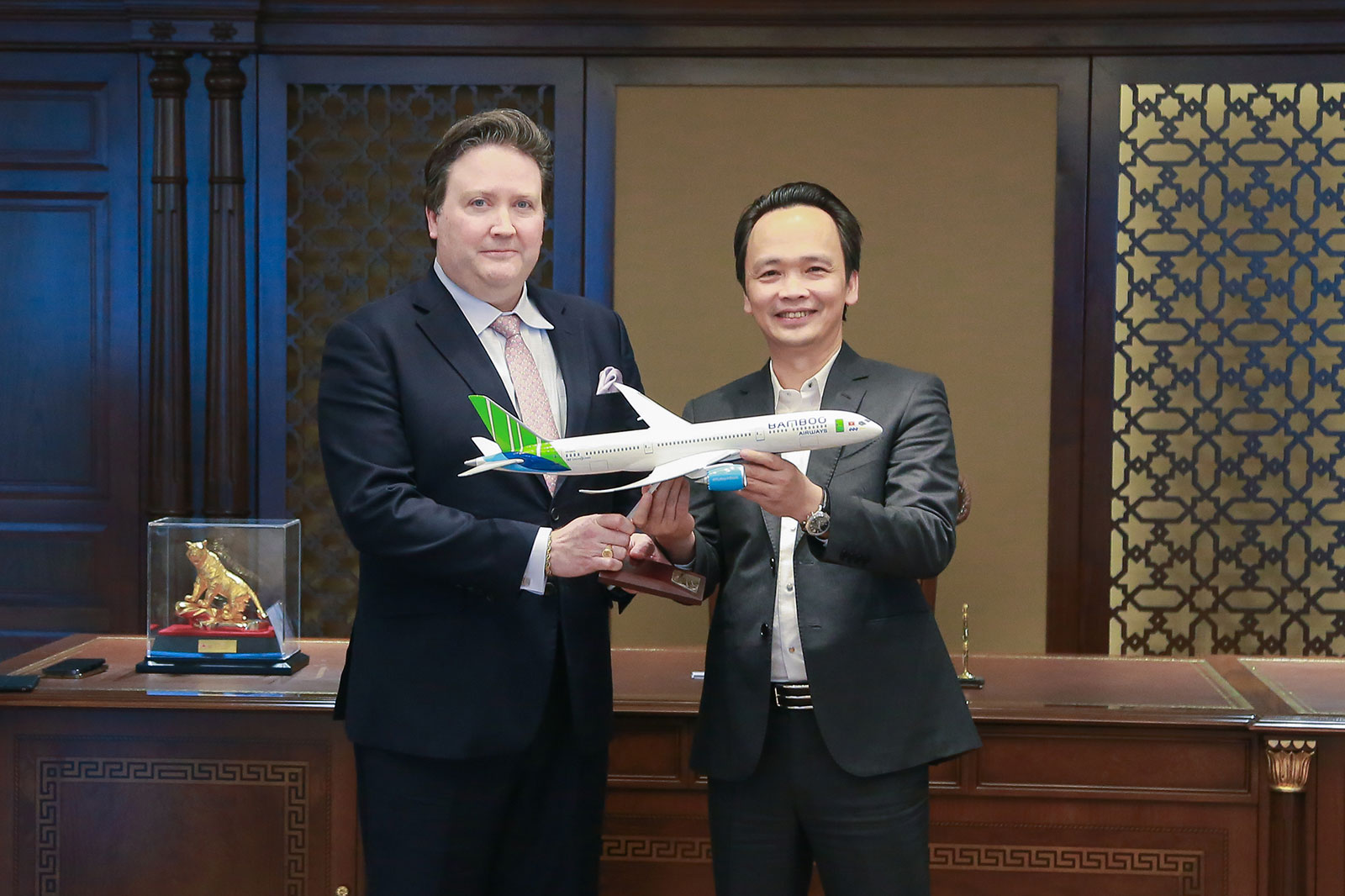 ĐẠI SỨ MỸ MARC KNAPPER THĂM TRỤ SỞ HÃNG HÀNG KHÔNG BAMBOO AIRWAYS