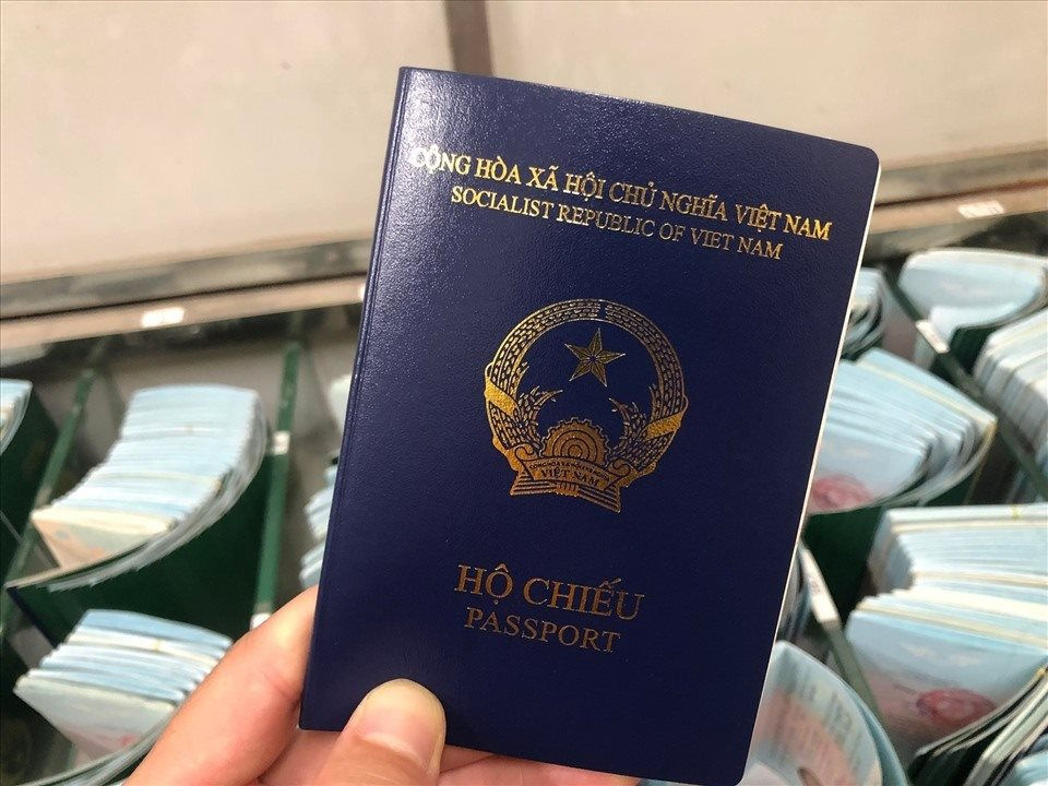 Đức tạm chưa cấp thị thực mẫu hộ chiếu bìa tím xanh của Việt Nam vì thiếu nơi sinh